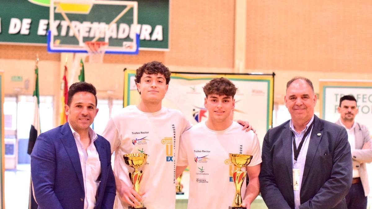 El director de la FJyD, José Alberto Cacho y el director del SAFYDE, Antonio Antúnez, entregan  los Trofeo Rector 2025.