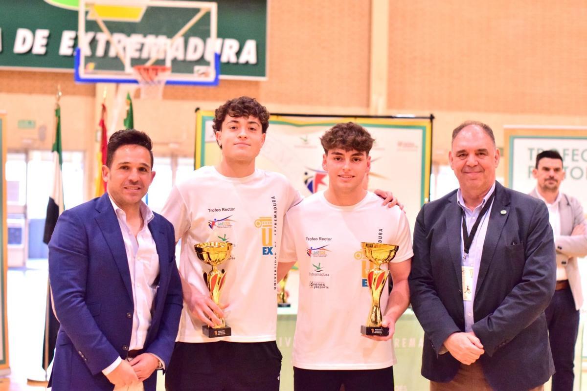 El director de la FJyD, José Alberto Cacho y el director del SAFYDE, Antonio Antúnez, entregan  los Trofeo Rector 2025.