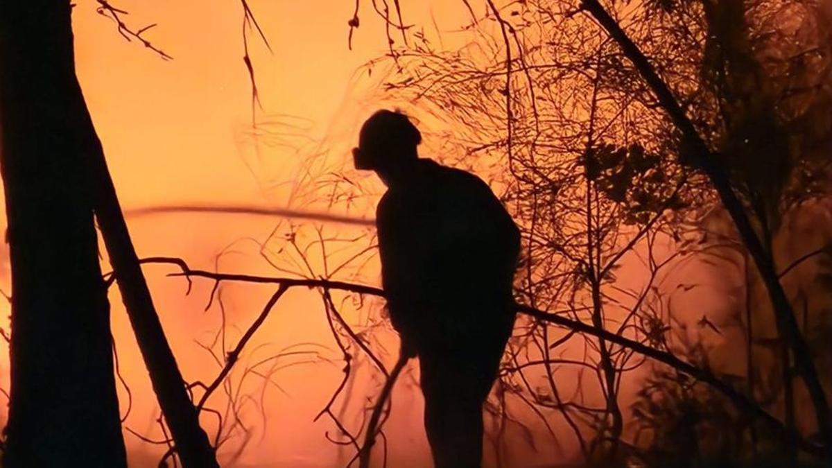 Vilagarcía y Caldas luchan contra el fuego.