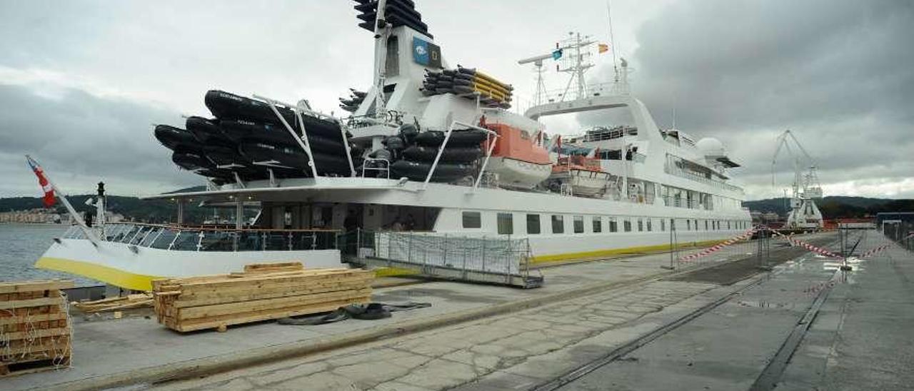 Un crucero, de escala en el puerto de Vilagarcía de Arousa. // Iñaki Abella