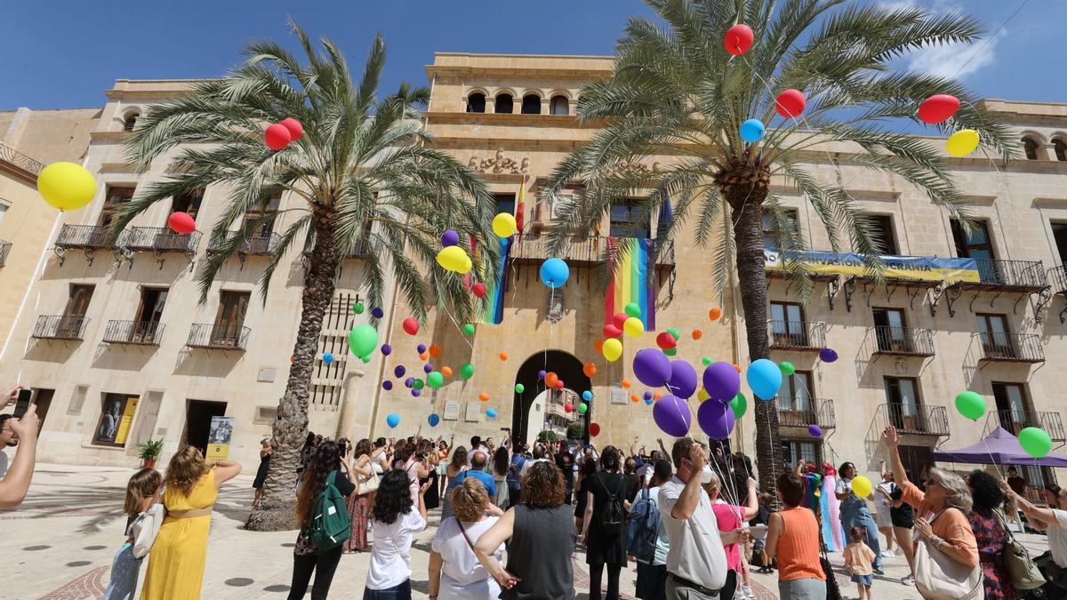 Suelta de globos para celebrar el Día del Orgullo en Elche