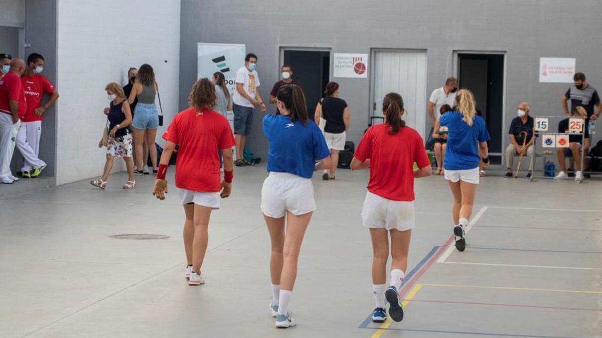 El renovat trinquet de pilota valenciana del poliesportiu Jaume Ortí