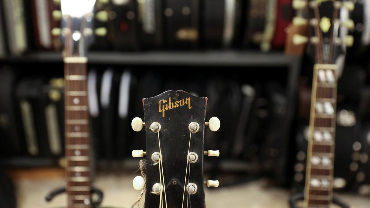 Guitarras Gibson en una tienda de guitarras 'vintage' de Madrid.