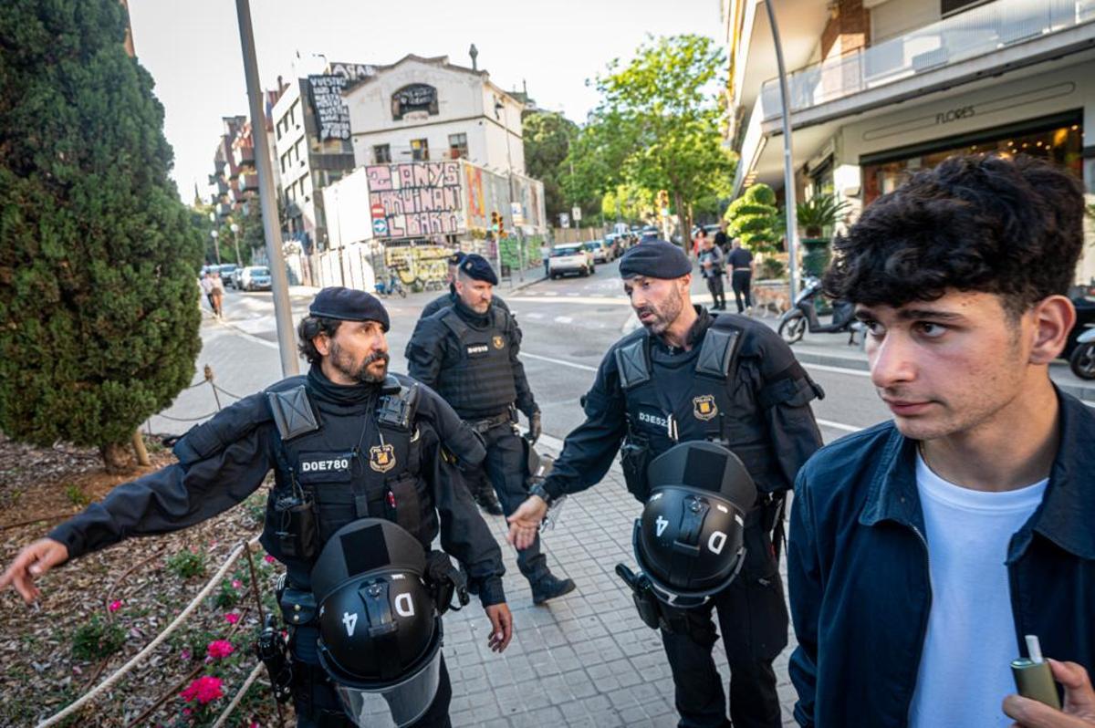 Despliegue policial por las manifestaciones para el desalojo de los centros okupados El Kubo y La Ruïna