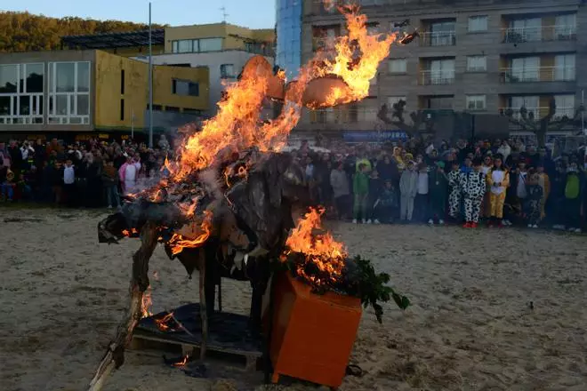 El Enterro do Paxaro do Mal Agoiro en Bueu (II)