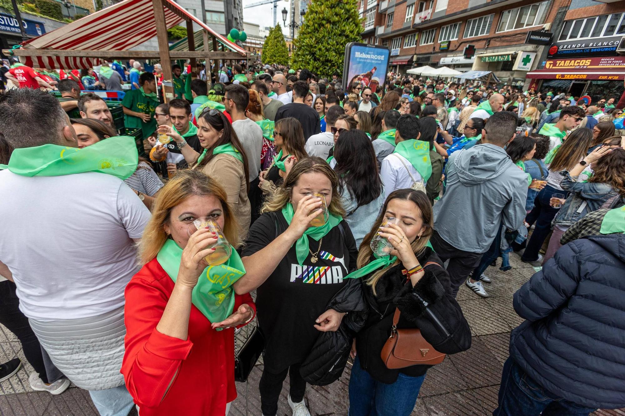 EN IMÁGENES: El buen tiempo y el oviedismo maridan una preba de la sidra multitudinaria en Gascona