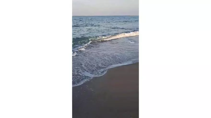 Cullera alerta de un desnivel de tres metros bajo el agua junto a la orilla en las playas regeneradas