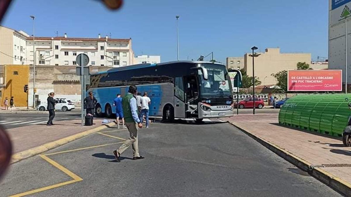 Imagen del autobús tras el atropello en las inmediaciones de la estación.