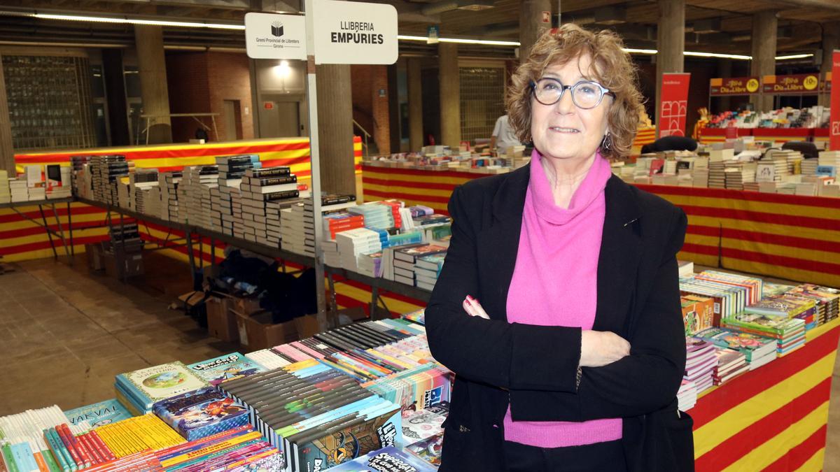 La presidenta del Gremi de Llibreters de Catalunya, Carme Ferrer, al davant de la parada de la seva llibreria al Palau de Fires de Girona