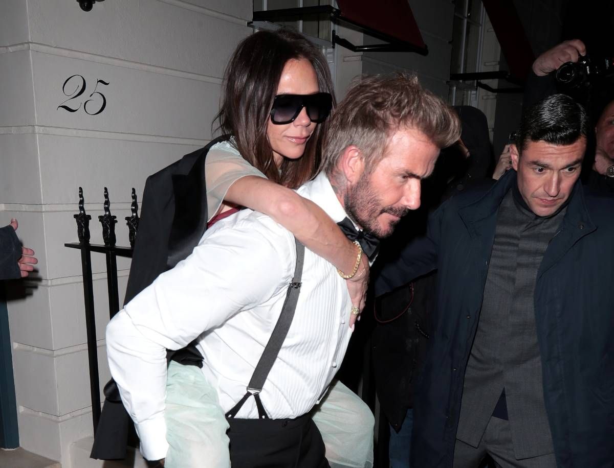 David Beckham lleva a Victoria Beckham a caballito