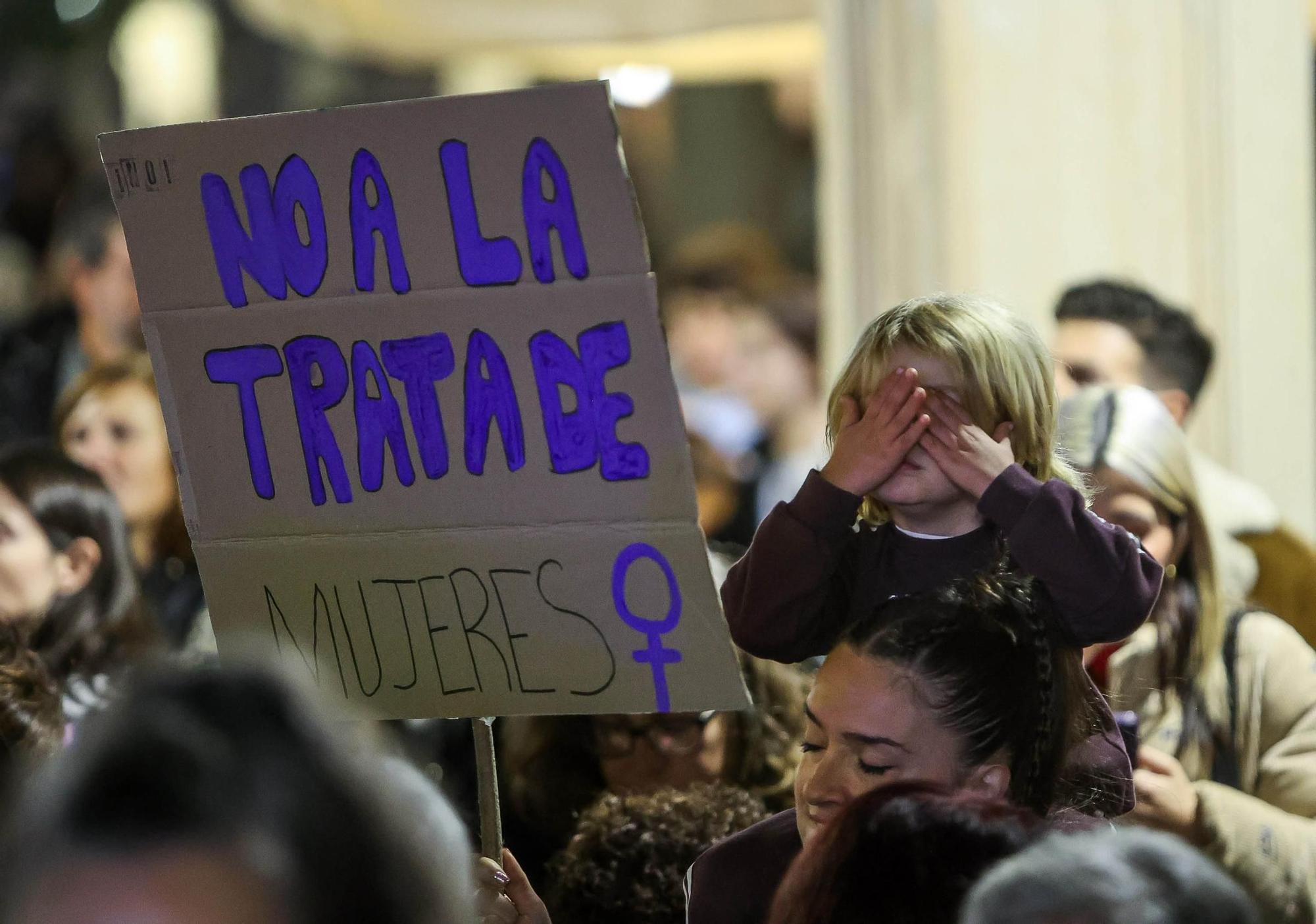 Manifestación 25N contra la violencia machista por las calles de Alicante.  25.11.23
