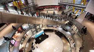 Tot a punt per a la inauguració del centre comercial de Les Arenes.