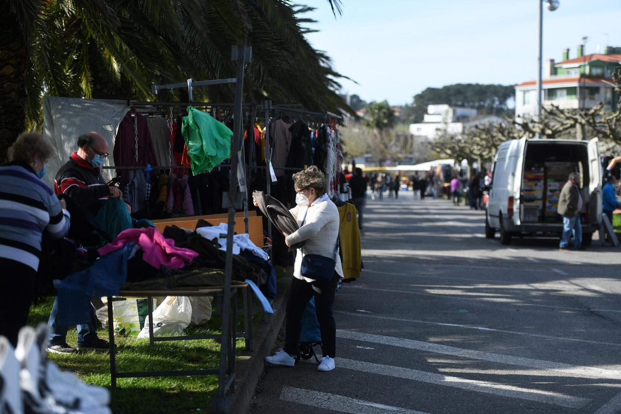 El mercadillo de Baltar, sin clientes por las restricciones