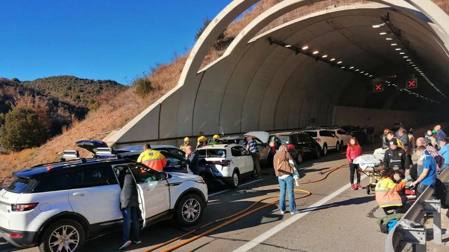 Un xoc en cadena entre una desena de vehicles obliga a tallar la C-16, al túnel de Puig-reig