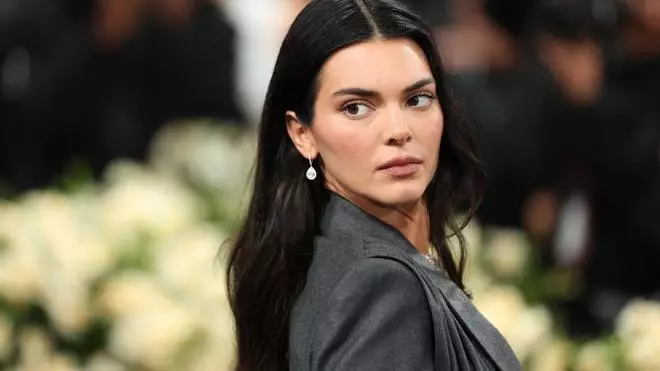 El vestido negro de Zara de menos de 30 euros con el que puedes copiar el look más elegante de Kendall Jenner