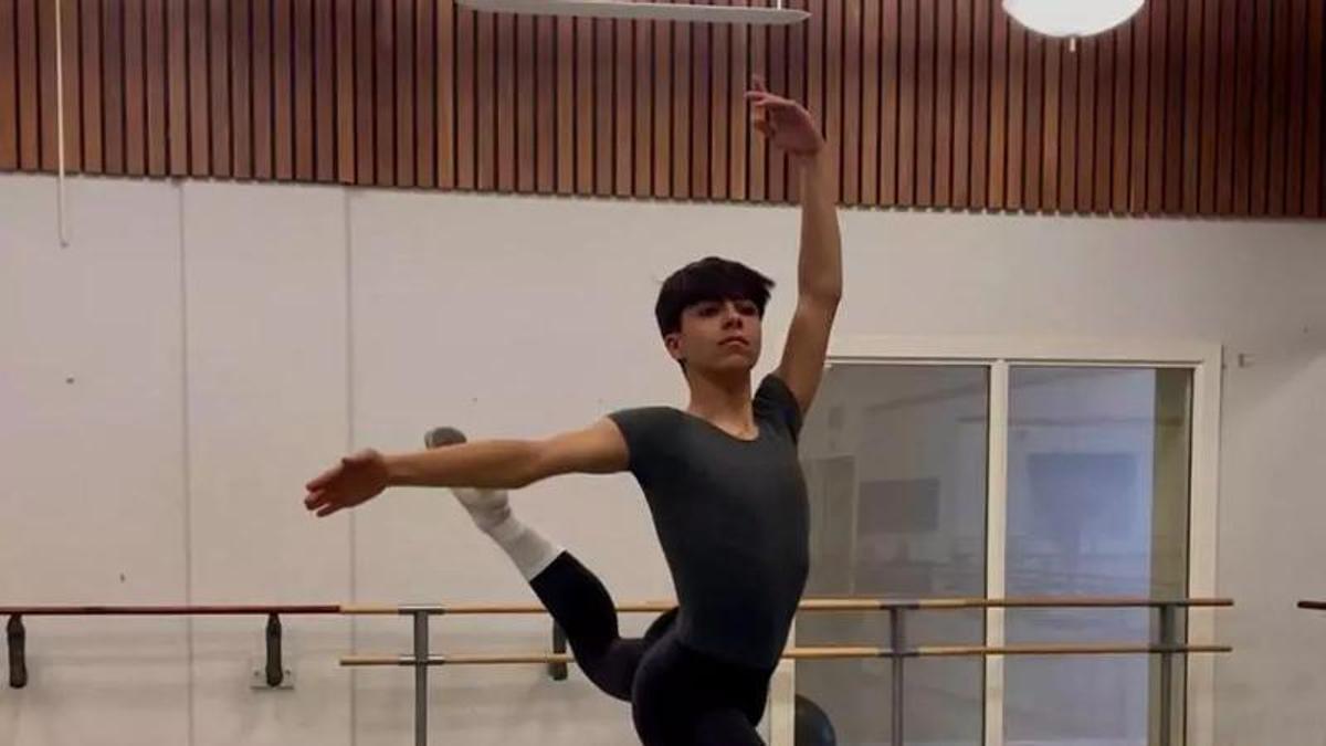 Álvaro Payo durante una práctica de danza clásica.