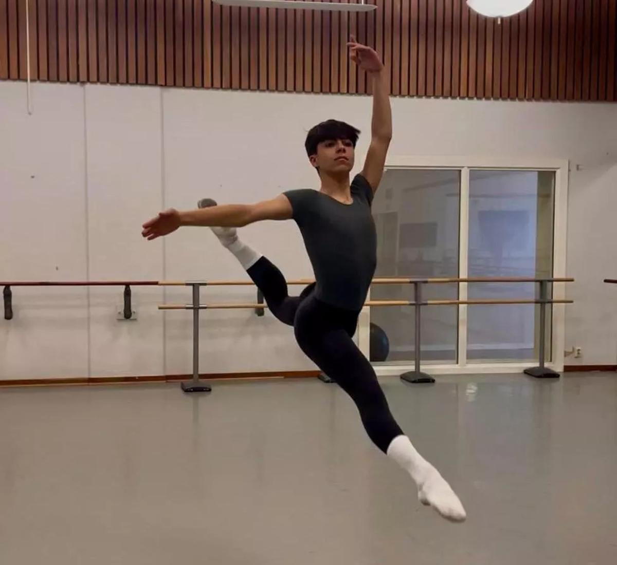 Álvaro Payo durante una práctica de danza clásica.
