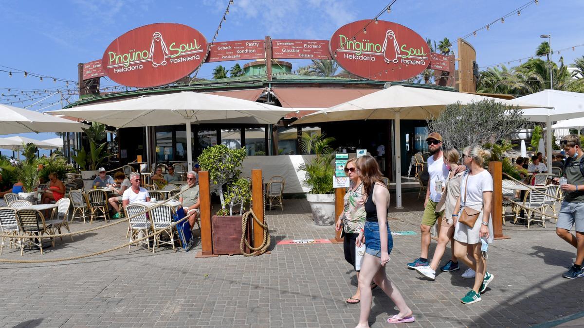 Uno de los kioscos del paseo de Meloneras.