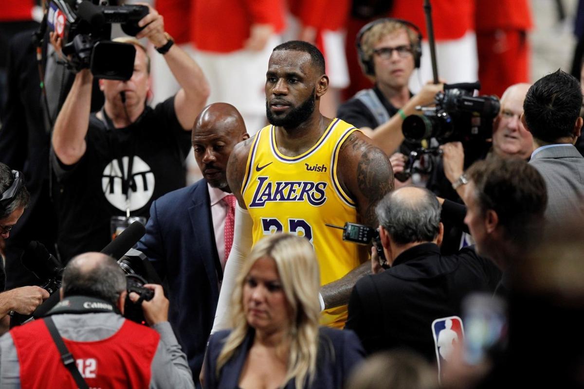 SDX24. PORTLAND (ESTADOS UNIDOS), 19/10/2018.- El jugador de los Lakers de Los Ángeles LeBron James abandona el campo de juego tras el partido de la NBA disputado contra los Trail Blazers de Portland en el Moda Center en Portland (Estados Unidos) el 18 de octubre de 2018. EFE/ Steve Dipaola PROHIBIDO SU USO A SHUTTERSTOCK