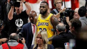 Lebron James abandona la cancha tras su primera derrota con los Lakers.