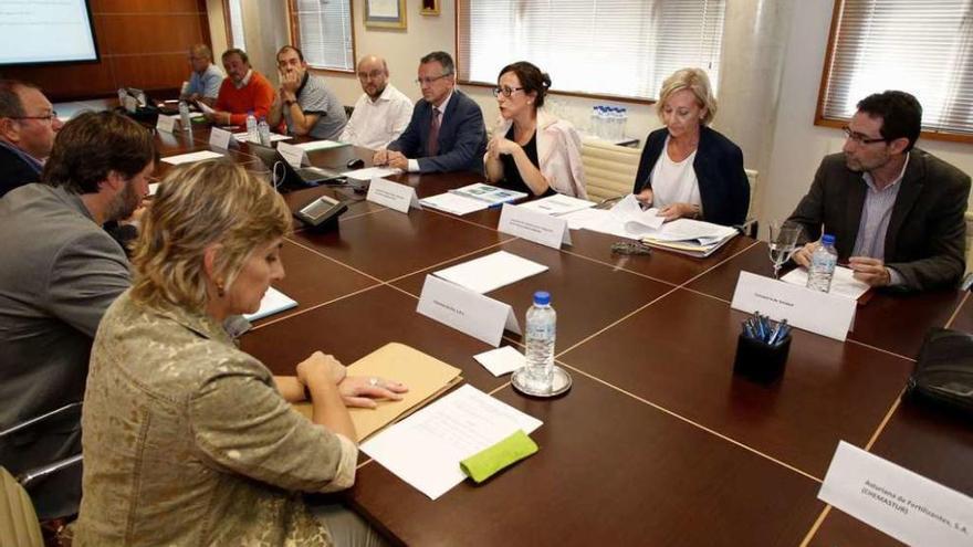 Asistentes a la reunión de seguimiento del plan de calidad del aire, ayer, en la Autoridad Portuaria.