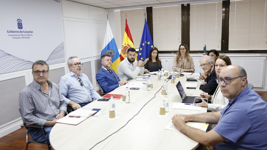 La Consejería traza un plan de trabajo con los cabildos para salvar la financiación europea en materia de Transportes