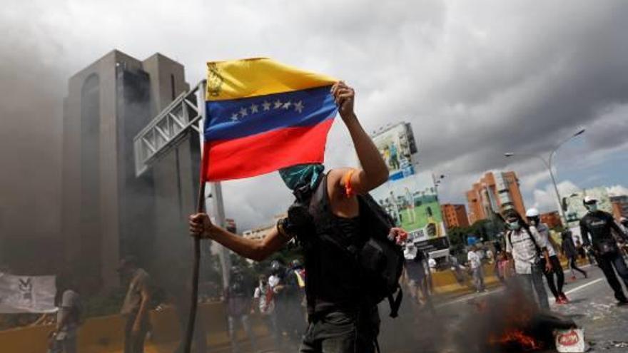 Protestes contra el president Nicolás Maduro, ahir al centre de Caracas.