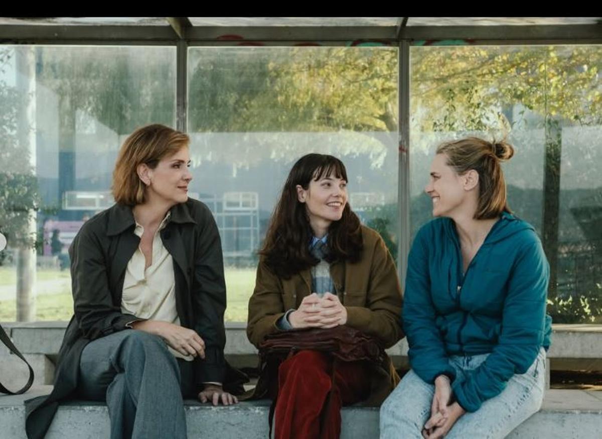 Las protagonistas de 'Ágata y Lola', con María Togores.