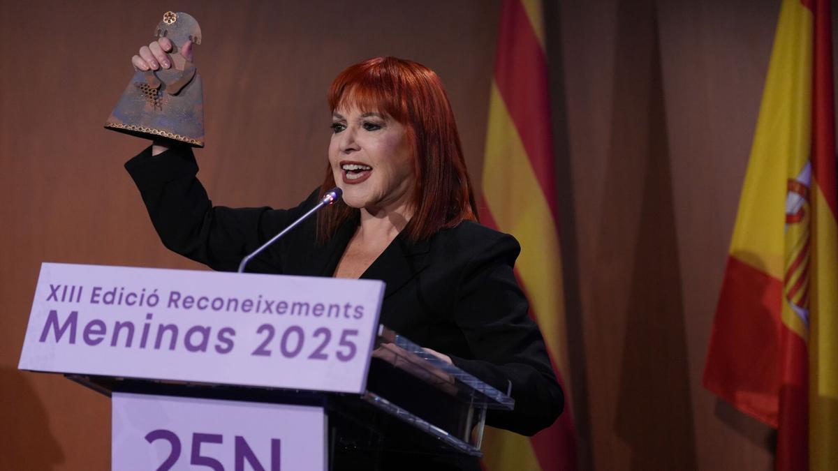 La actriz Loles León recibe un premio durante la entrega de los galardones ‘Meninas 2025’, a 27 de noviembre de 2025, en Barcelona