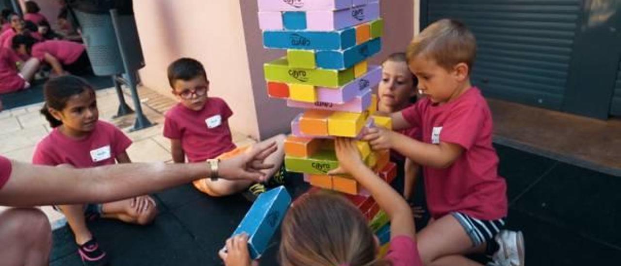Un grupo de niños aprende distintas capacidades a través de un juego mediante bloques de colores.