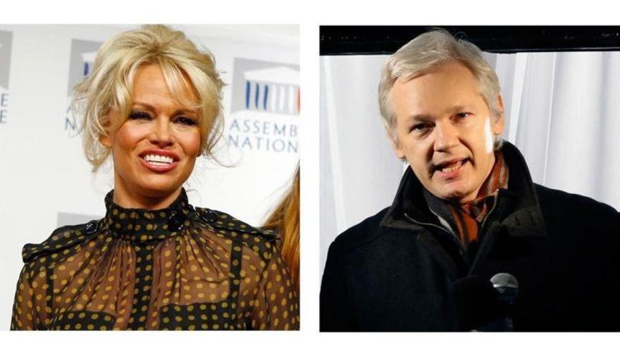 Pamela Anderson se ve con Julian Assange