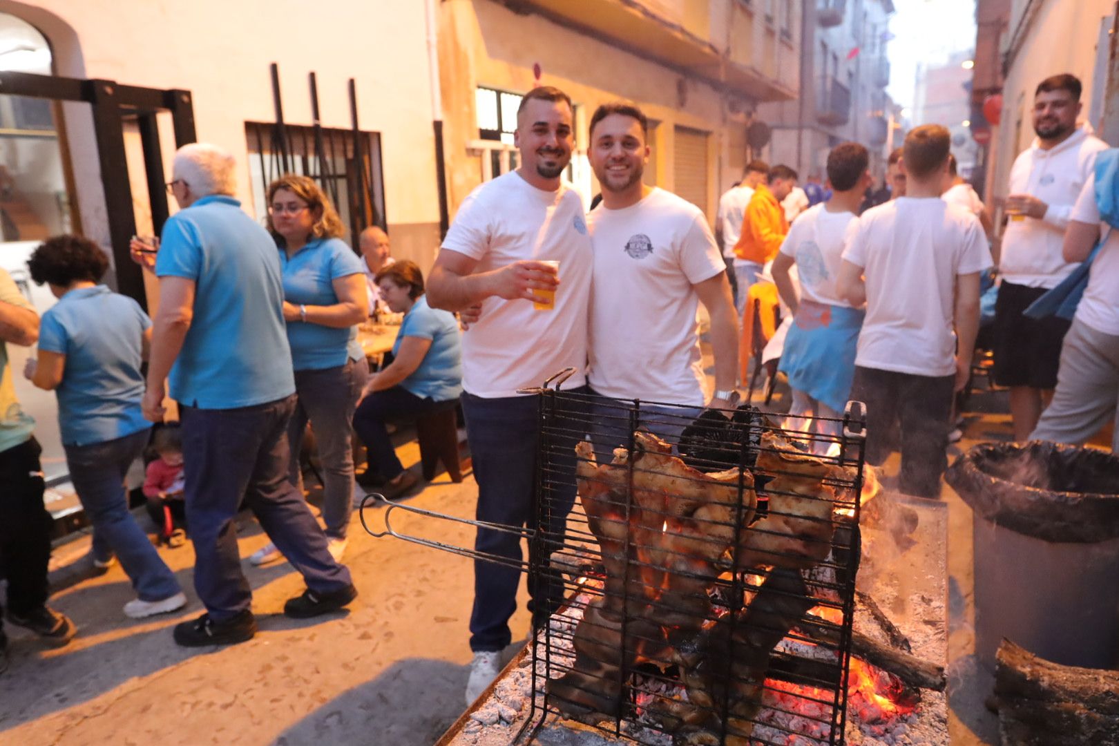 FOTOGALERÍA I Las imágenes de la Nit de la Xulla y del encuentro de elaboración de allioli de las fiestas de Vila-real