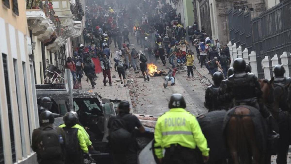 Enfrentamientos entre los manifestantes y la policía en Quito,  Ecuador.