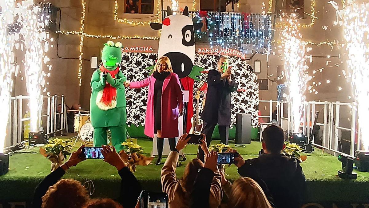 Digna Rivas y Abel Caballero, ayer, tras el encendido de las luces navideñas con la Coca Simona.