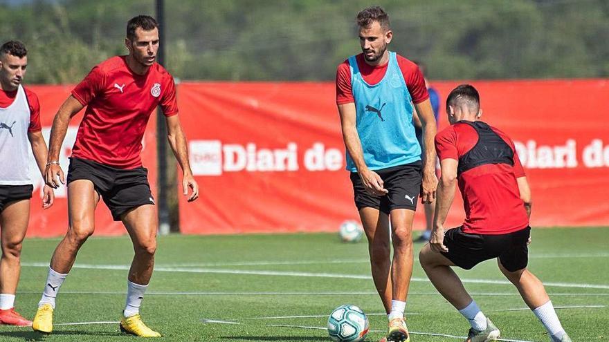 Cristhian Stuani controla una pilota durant una acció de l&#039;entrenament d&#039;ahir al matí a La Vinya