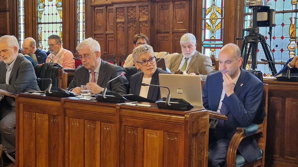 La consejera de Salud, Conchita Saavedra, y su equipo, esta mañana en la Junta.