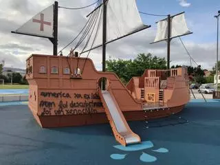 Dañan con pintadas vandálicas la nao de Colón de un parque infantil de Poio