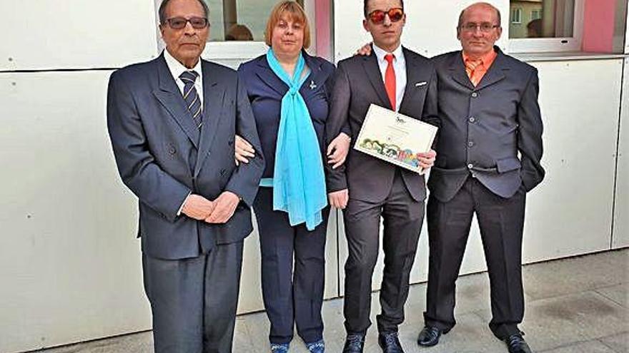 Imagen de la graduación de Fran Amor, con sus padres Sandra y Javier y su oftalmólogo y amigo de la familia, Manrique.