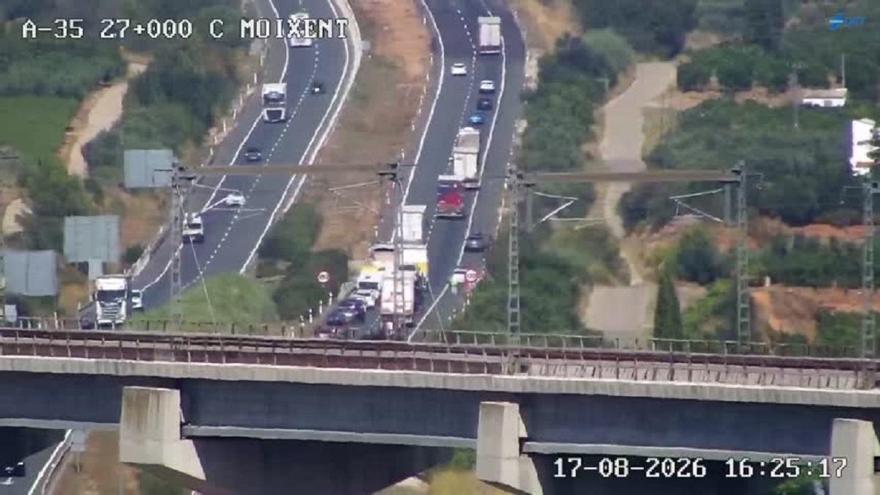 Sis ferits en un accident en l'A-35 a l'altura de Vallada
