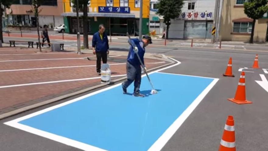 El &quot;artista del rodillo&quot; en plena tarea.