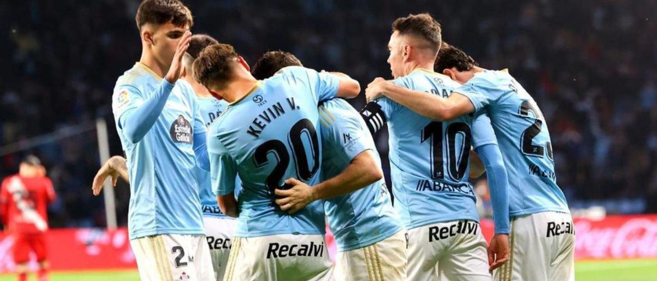 Veiga, Kevin y Aspas celebran un gol en el partido contra el Rayo Vallecano. // MARTA G. BREA