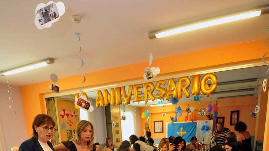 Graciela Blanco y Pilar Varela charlan con los residentes de Santullano antes de la comida.