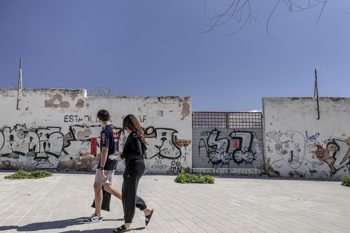 El muro que da a la plaza Barcelona, objeto de vandalismo, será derribado.