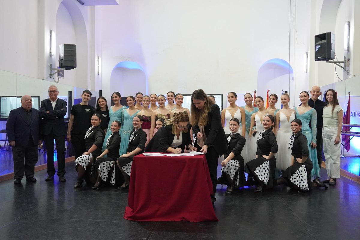 Cristina Almansa y Teresa Souan firma el acuerdo de colaboración acompañadas de las artistas que participaron durante el acto