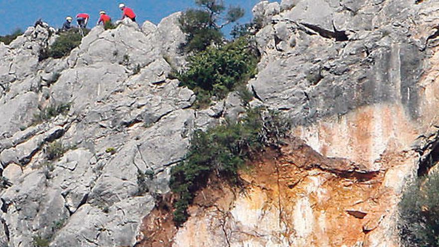 Varios bomberos, en lo alto del Puig de Son Poc.