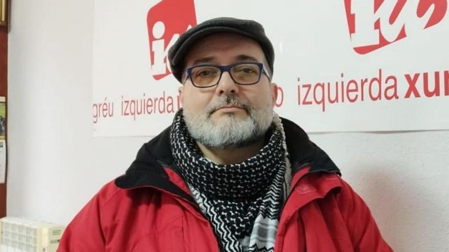 Roberto Marcos García, ayer, en la sede de Izquierda Unida de Langreo. | D. O.