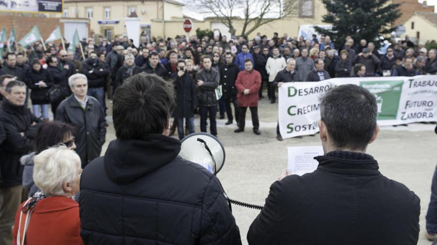 Dos miembros de la plataforma dirigiéndose al público en una manifestación en Barcial.