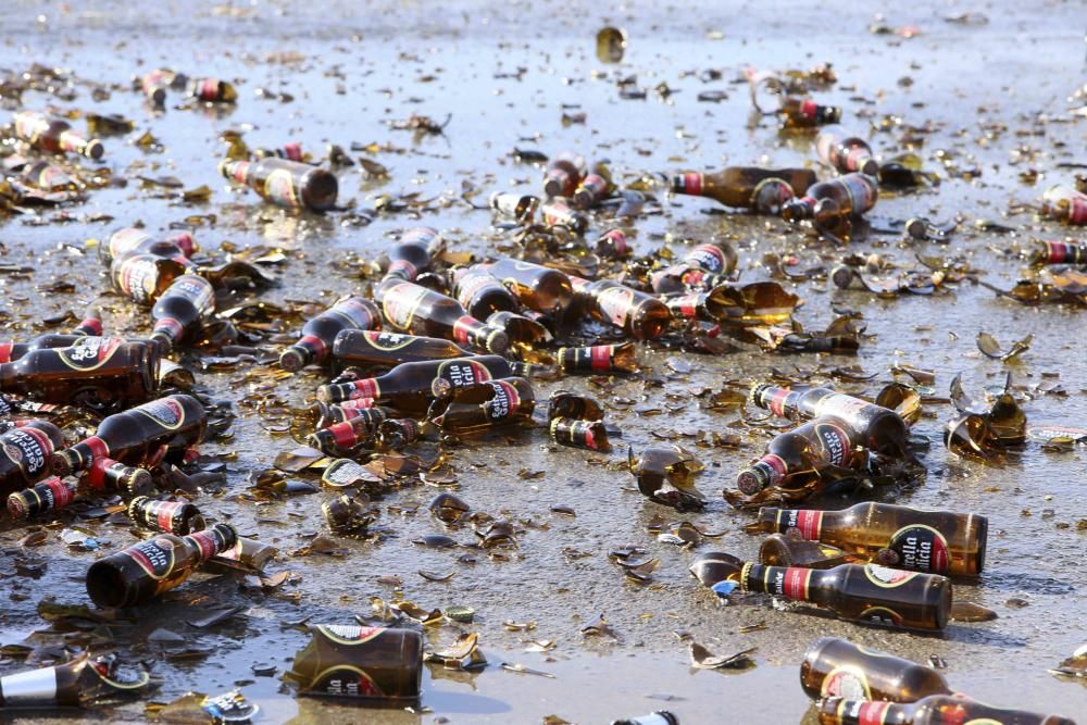 Un camión cargado de botellines de cerveza pierde su mercancía en Xàtiva