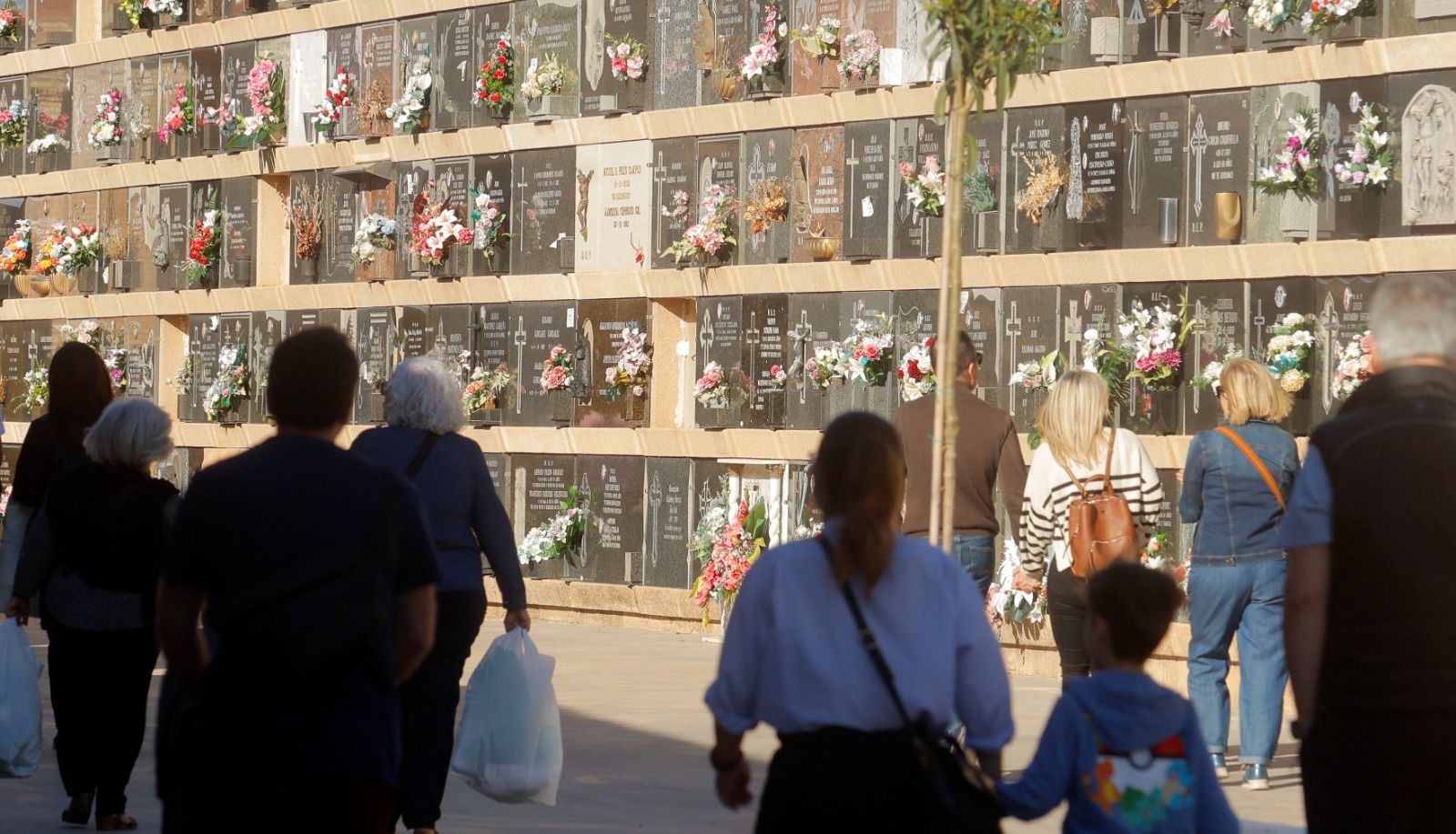 Los valencianos adelantan su visita al cementerio para evitar aglomeraciones