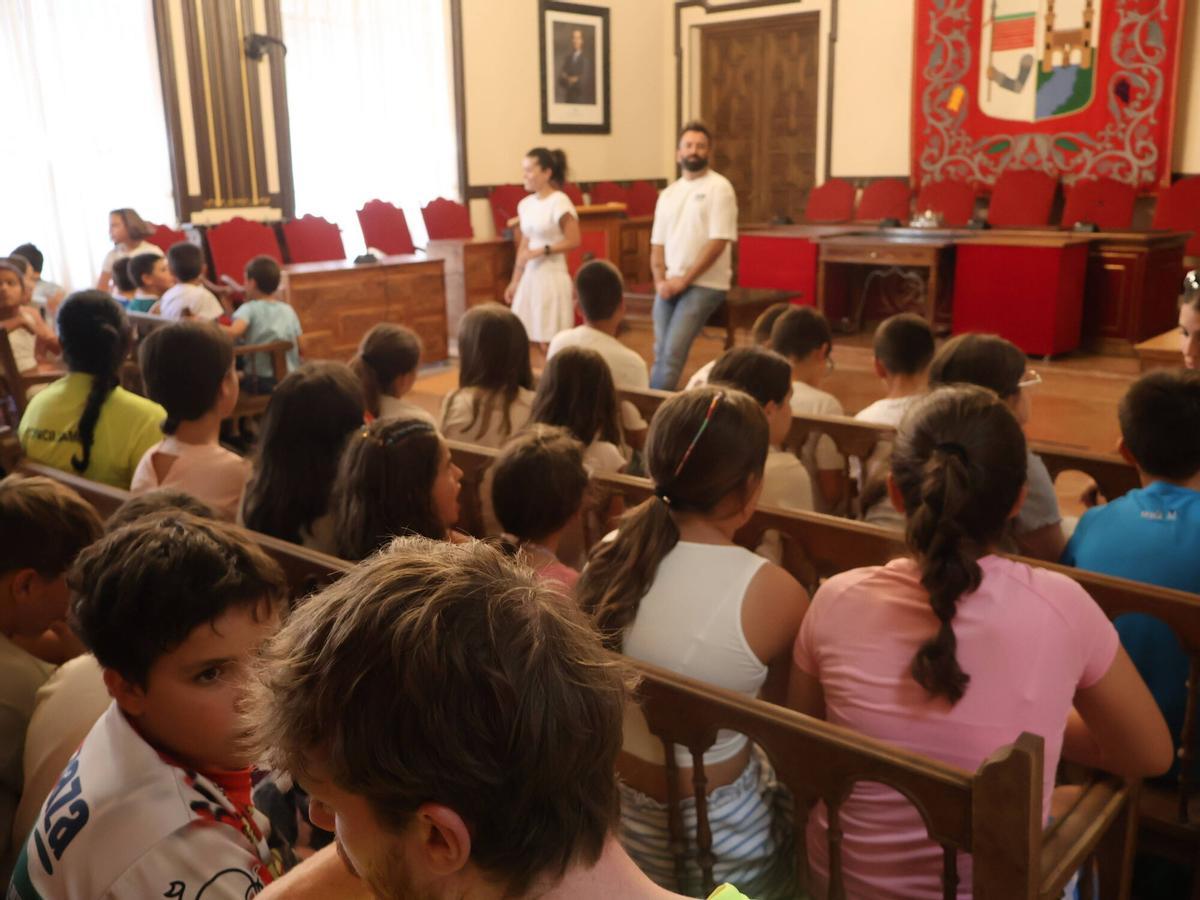 Medio centenar de escolares del programa "Conciliamos" conocen el funcionamiento del Ayuntamiento de Zamora